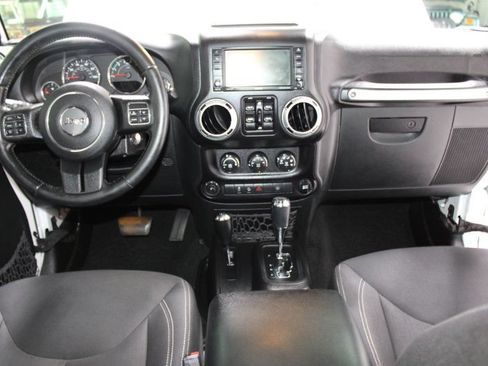 Used 2015 Jeep Wrangler Unlimited Rubicon w/ Connectivity Group AWD/4WD image 7
