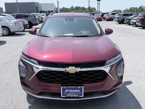 Used 2025 Chevrolet Trax LT w/ LT Convenience Package FWD image 2