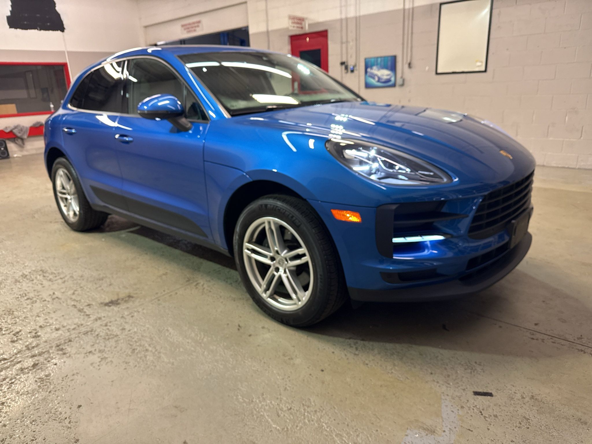 Used 2020 Porsche Macan AWD/4WD image 1