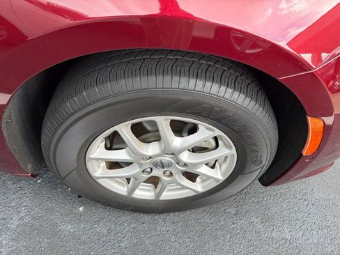 Used 2023 Chrysler Pacifica Touring-L FWD image 2