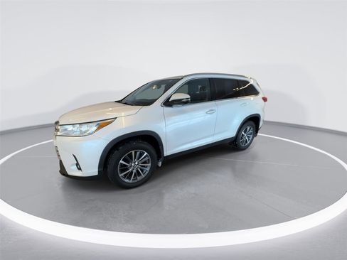 Used 2019 Toyota Highlander XLE image 4