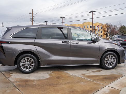 Used 2024 Toyota Sienna LE image 9