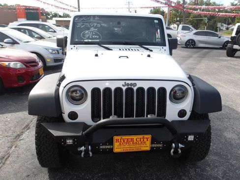 Used 2018 Jeep Wrangler Unlimited Rubicon w/ Cold Weather Group image 2