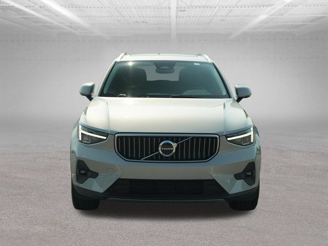 Used 2025 Volvo XC40 B5 Plus AWD/4WD image 2