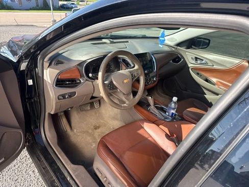 Used 2016 Chevrolet Malibu LT w/ Leather Package FWD image 4