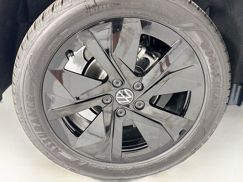 New 2026 Volkswagen Taos SE FWD image 31