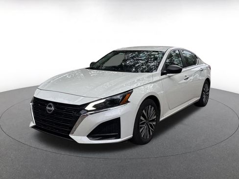 Used 2025 Nissan Altima 2.5 SV FWD image 4