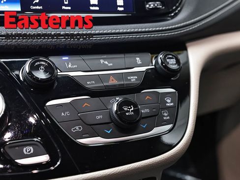 Used 2023 Chrysler Pacifica Touring-L FWD image 19