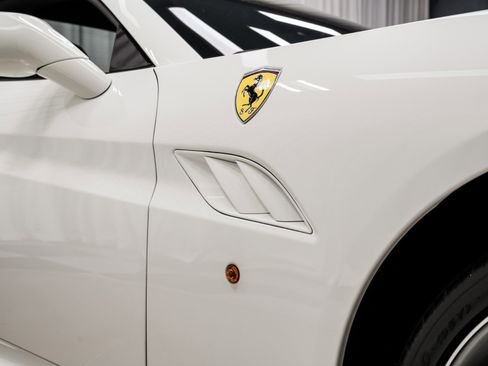 Used 2014 Ferrari California image 32