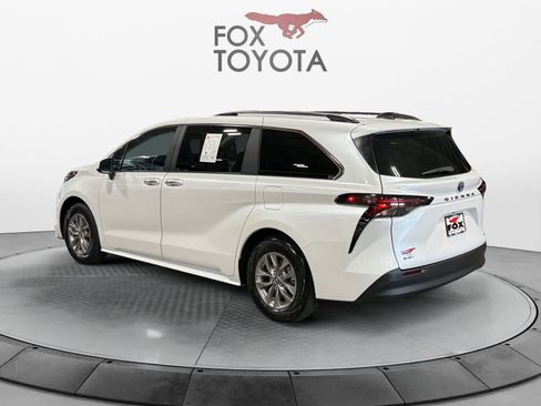Used 2025 Toyota Sienna XLE w/ XLE Plus Package image 4
