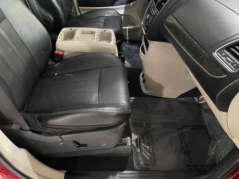 Used 2015 Chrysler Town & Country Touring-L w/ Driver Convenience Group image 31
