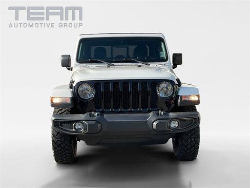 Used 2022 Jeep Gladiator Willys image 2