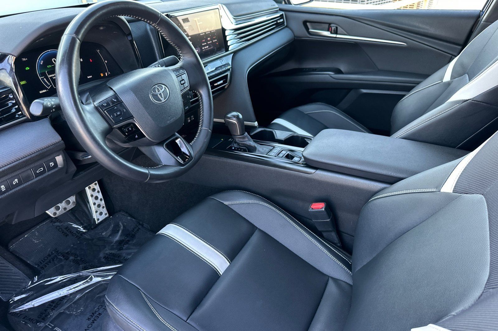 Used 2025 Toyota Camry SE w/ Convenience Package FWD image 9