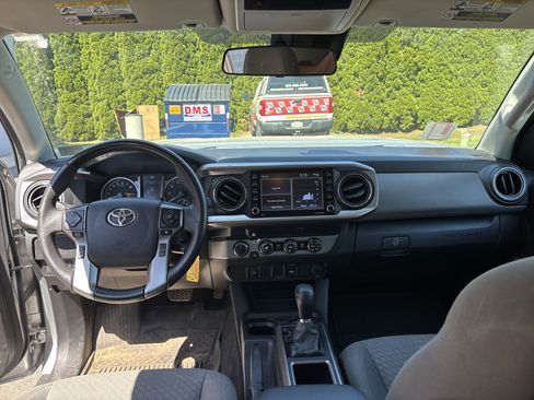 Used 2022 Toyota Tacoma SR5 w/ SR5 Appearance Package (SM) AWD/4WD image 14