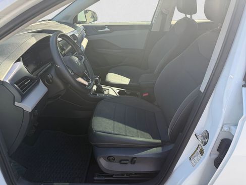 Certified 2022 Volkswagen Taos SE w/ Panoramic Sunroof Package FWD image 9