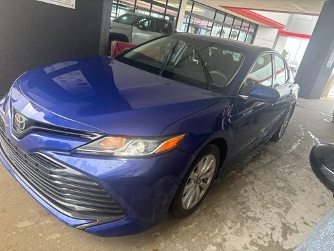 Used 2018 Toyota Camry LE FWD image 1
