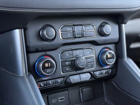 Used 2023 Chevrolet Suburban Premier image 24