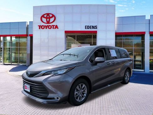 Used 2023 Toyota Sienna XLE image 6