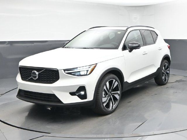 New 2026 Volvo XC40 B5 Plus w/ Climate Package AWD/4WD image 3