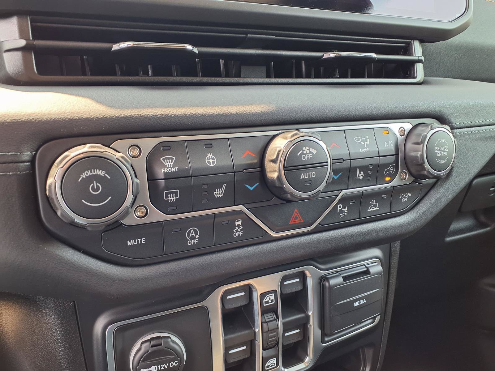 New 2026 Jeep Wrangler Unlimited Sahara AWD/4WD image 15