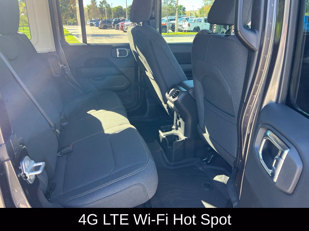 Used 2025 Jeep Wrangler Unlimited Sahara w/ Technology Group AWD/4WD image 18