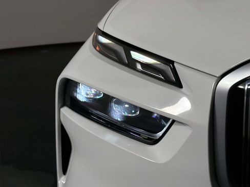 Used 2024 BMW X7 xDrive40i w/ Premium Package AWD/4WD image 9