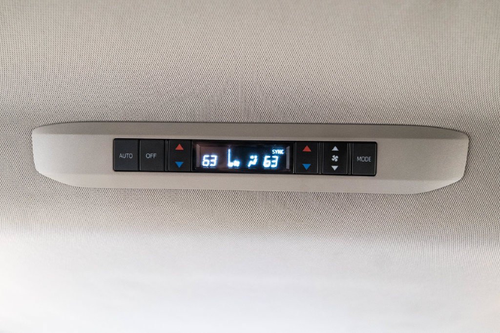 Used 2025 Toyota Sienna XLE FWD image 32