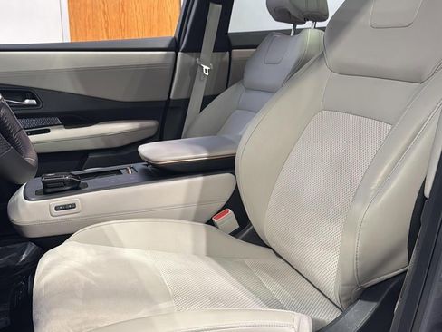 Used 2023 Nissan Ariya EVOLVE+ image 11