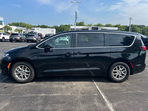 Used 2025 Chrysler Pacifica Select FWD image 8
