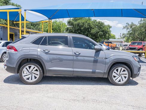 Used 2021 Volkswagen Atlas Cross Sport SE FWD image 4