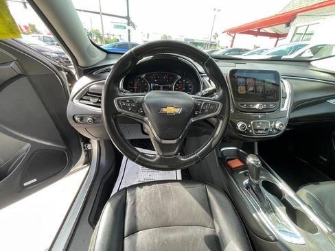 Used 2017 Chevrolet Malibu LT w/ Leather Package FWD image 6