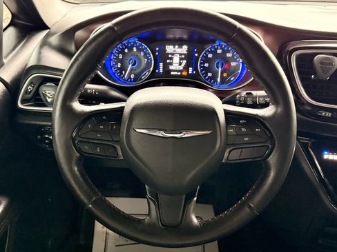 Used 2020 Chrysler Pacifica Touring-L image 32