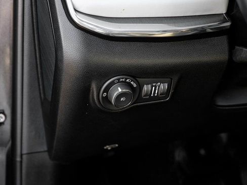 Used 2022 Jeep Compass Limited image 38