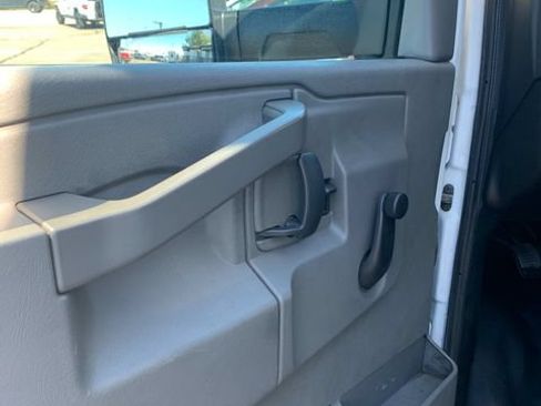 Used 2017 GMC Savana 3500 Extended RWD image 13