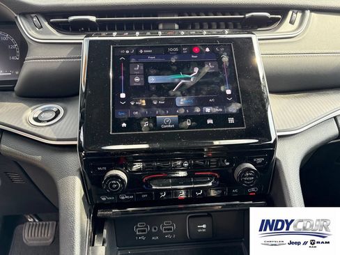 Used 2023 Jeep Grand Cherokee L Laredo AWD/4WD image 17