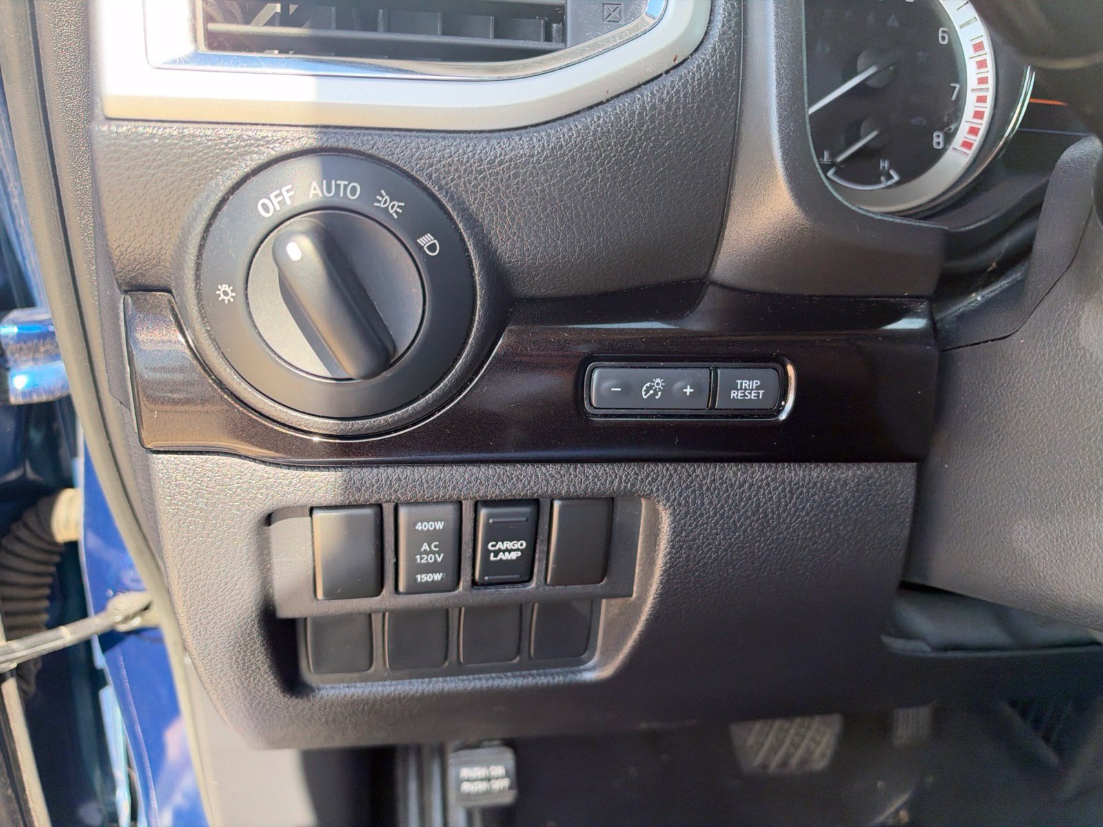 Used 2019 Nissan Titan SV w/ SV Convenience Package AWD/4WD image 8