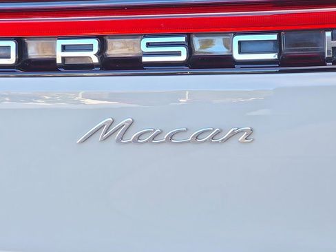 Certified 2022 Porsche Macan image 28