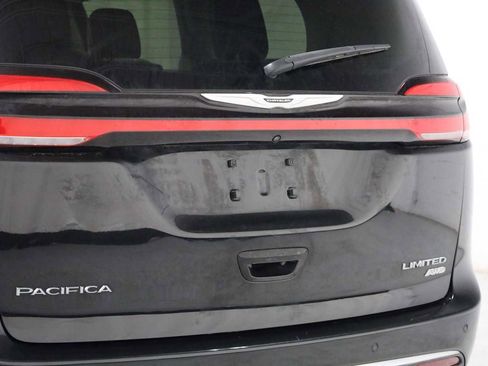 Used 2021 Chrysler Pacifica Limited AWD/4WD image 9