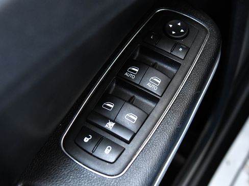 Used 2023 Chrysler 300 S image 34