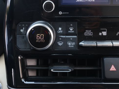Used 2022 Toyota Highlander XLE FWD image 9