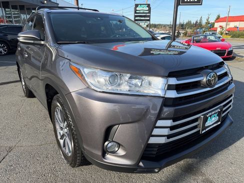 Used 2019 Toyota Highlander XLE AWD/4WD image 10