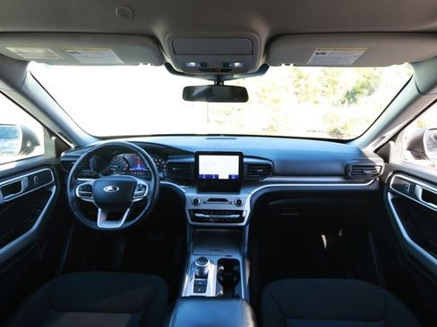 Used 2022 Ford Explorer XLT image 30