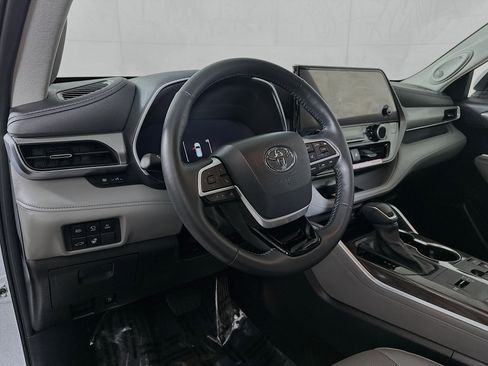 Used 2024 Toyota Highlander Platinum image 9