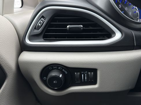 Used 2024 Chrysler Pacifica Touring-L image 22