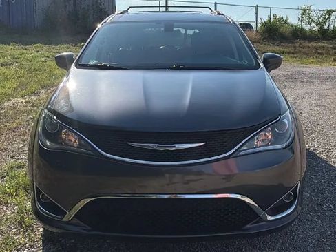 Used 2018 Chrysler Pacifica Touring-L w/ Tire & Wheel Group FWD image 3