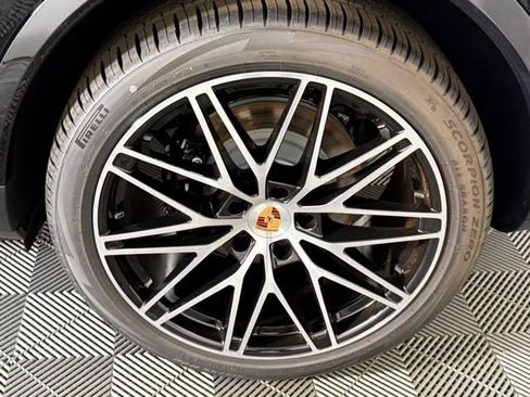 New 2025 Porsche Cayenne Coupe image 11