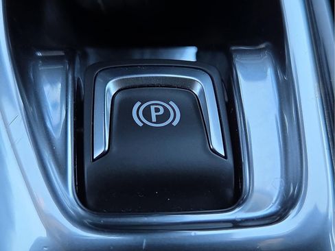 Used 2025 Chevrolet Trax LT image 19