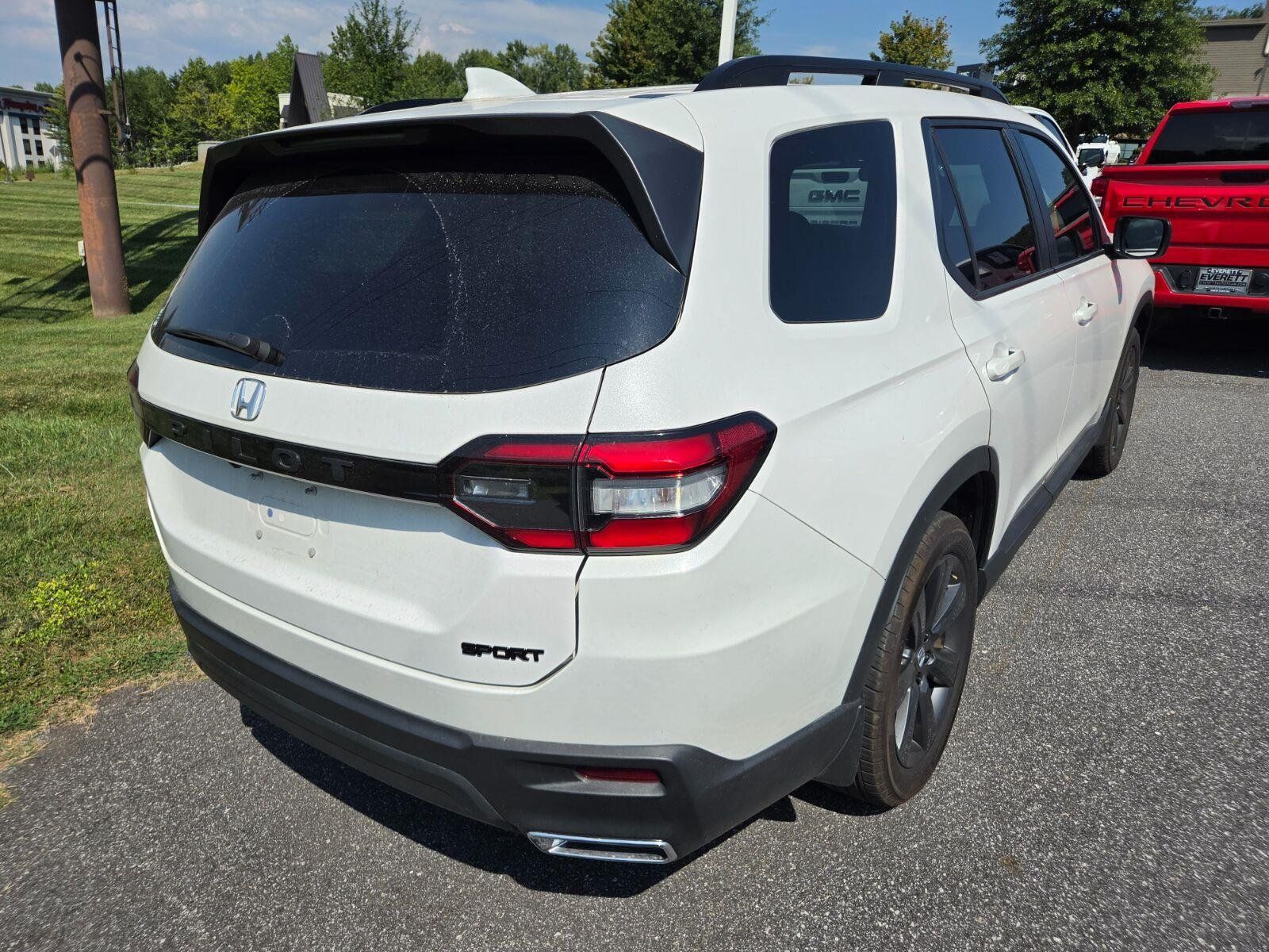 Used 2025 Honda Pilot Sport image 5