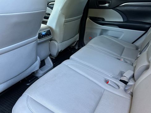 Used 2017 Toyota Highlander Limited AWD/4WD image 4