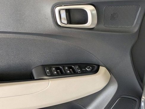 Used 2025 Hyundai Venue SEL FWD image 11